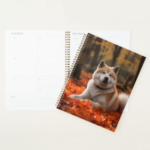 Akita dans les feuilles d'automne qui tombent insp