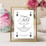 Alice au pays des merveilles Cheshire Smile Carte<br><div class="desc">Magnifiquement conçu vintage Alice in Wonderland sur le thème de la table de mariage signalétique. Parfait pour un mariage Alice in Wonderland. Incorpore notre propre Cheshire Chat Smile dessiné à la main. Le numéro de table est conçu comme une carte à jouer avec un symbole diamant et des monogrammes personnalisables...</div>