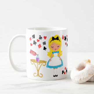 Alice dans la tasse du pays des merveilles