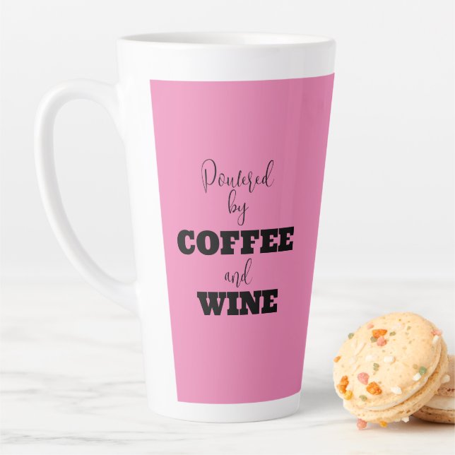 ALIMENTÉ PAR LE CAFÉ ET LE VIN Tasse Latte (En situation)