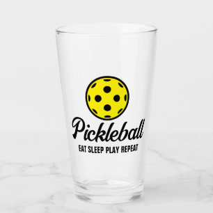Amateur de Pickleball boire du verre avec une cita