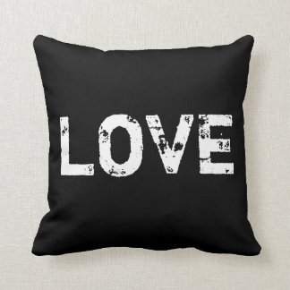 Amour dans le coussin noir et blanc