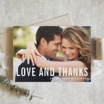 Amour et Merci | Mariage photo de typographie mode<br><div class="desc">Envoyez des remerciements à votre famille et à vos amis avec ce carte de remerciements photo personnalisable. Il dispose d'une couverture photo typographique moderne. Personnalisez en ajoutant votre photo et vos détails. Ce carte de remerciements photo est parfait pour les mariages,  diplômes,  anniversaires et autres événements.</div>