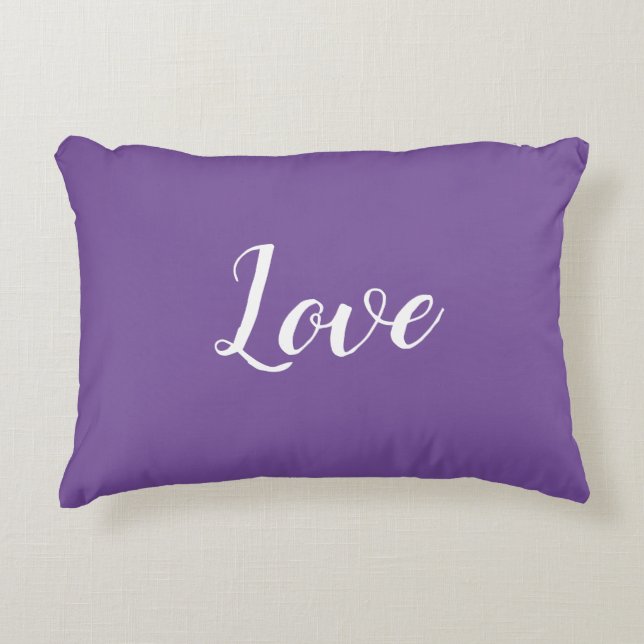 "Amour" sur un Coussin à Accent Violet (Devant)