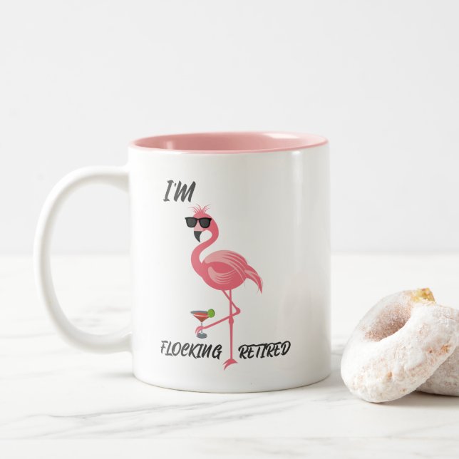 Amusant Flamant rose Flocking Retraité Cadeau Mug (Avec donut)