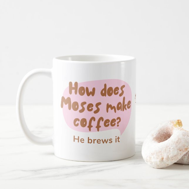 Amusant "Il Le Brûle" Moses Coffee Pun Mug (Avec donut)