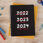 Amusant Planificateur Positivité 2022<br><div class="desc">Amusant planificateur 2022 avec un arrière - plan noir élégant,  et l'humour disant "2020 merdique,  2021 toujours merde,  2022 doigts croisés".</div>