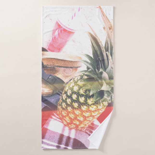 Ananas à côté du téléphone et du haut-parleur (Serviette de bain)
