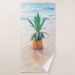 Ananas sur la plage le matin