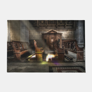 Ancien banc de l'église en bois avec le tapis de p