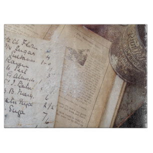 Ancien livre de cuisine et planche à découper de