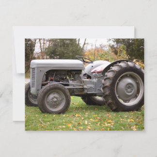 Ancien tracteur en chute