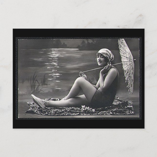 Ancienne carte postale - Fille au bord d'une riviè (Devant)