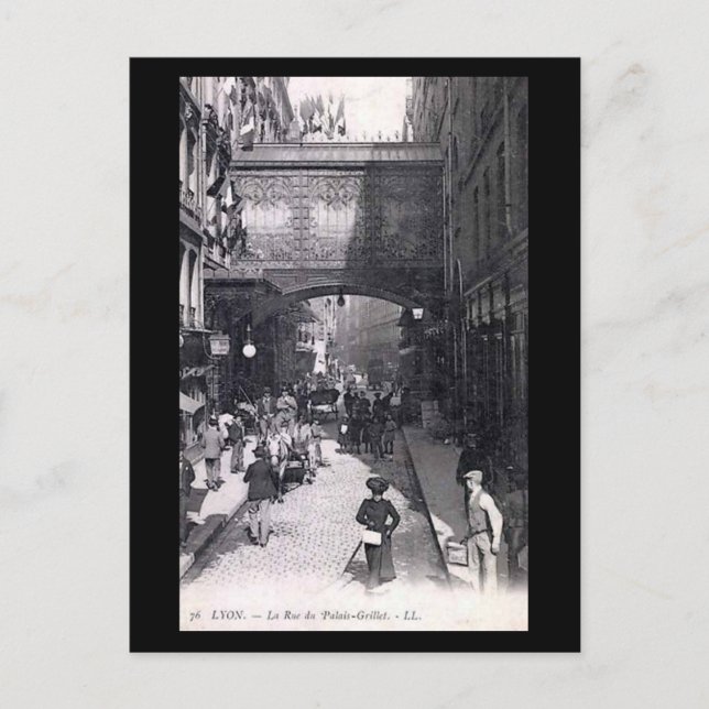 Ancienne carte postale - Lyon, Rue du Palais-Grill (Devant)