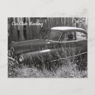 Ancienne voiture abandonnée dans une carte postale