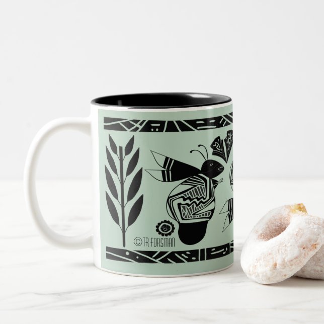 Anciennes abeilles et fleurs sur tasse d'or (Avec donut)