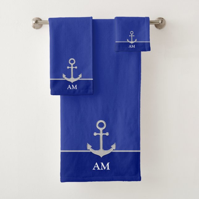 Ancre argentée et monogramme sur fond bleu foncé (En situation)