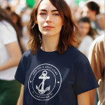 Ancre Bleue marine Nom du bateau Personnalisé<br><div class="desc">Ajoutez votre nom de bateau et votre quai en cliquant sur le bouton "Personnaliser" ci-dessus. Mettez la voile dans le style avec notre swag nautique personnalisé. La chemise présente un design mignon inspiré des merveilles de l'océan, avec des motifs maritimes classiques comme une ancre et une corde. Que vous soyez...</div>