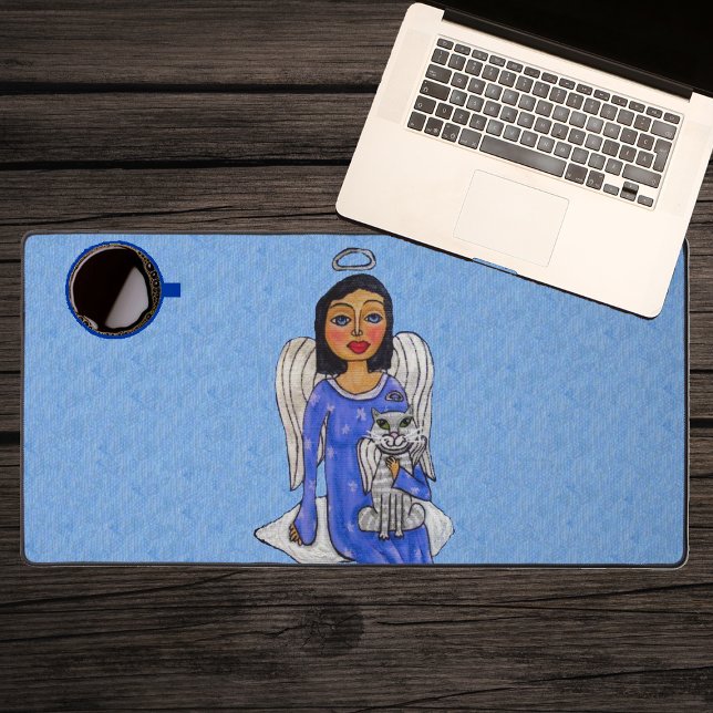 Angel haïré foncé avec chat ange sur ciel bleu nua (Dark haired angel in blue dress holding white angel cat sitting on cloud on sky blue desk mat.)