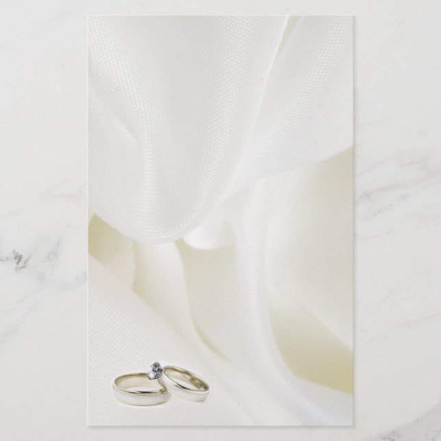 Anneaux mariages sur l'Arrière - plan satin (Devant)
