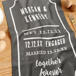 Anniversaire Rencontré Engagé Serviette de cuisine<br><div class="desc">Convient pour célébrer ce jour spécial où les deux d'entre vous se sont rencontrés/se sont fiancés/se sont mariés et il sert aussi de serviette de cuisine utile ! Gagnante !</div>