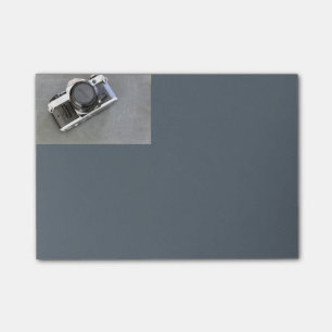 Appareil-photo vintage sur des notes de post-it de