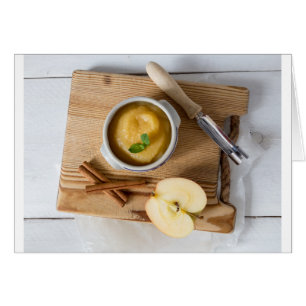 Applesauce à la cannelle dans un bol en grès