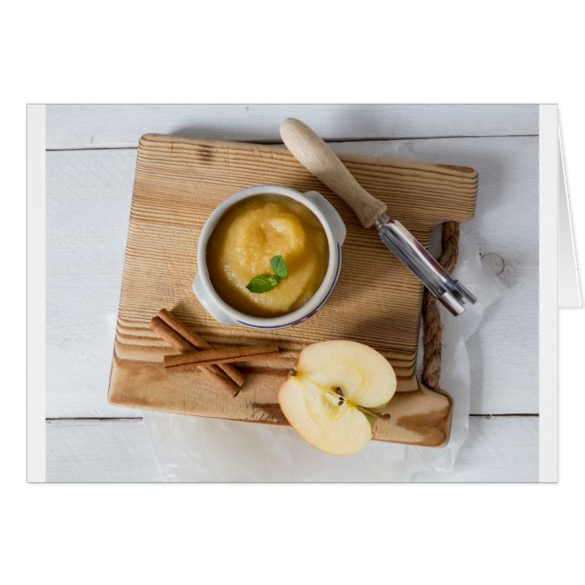 Applesauce à la cannelle dans un bol en grès (Devant horizontal)