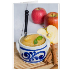 Applesauce à la cannelle dans un bol en grès