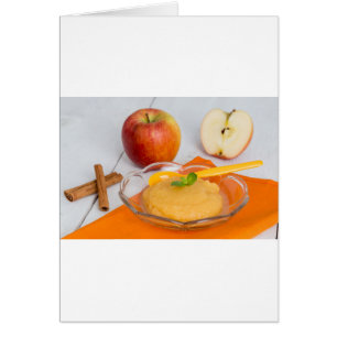 Applesauce à la cannelle et cuillère orange