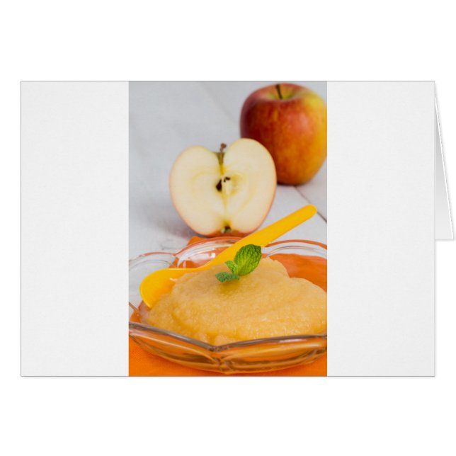 Applesauce à la cannelle et cuillère orange (Devant horizontal)