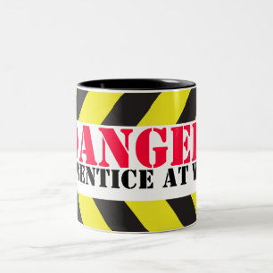 Apprenti de danger à la tasse de travailleurs de