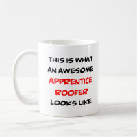 apprenti sur le toit, énorme tasse de café