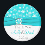 Aqua, Blanc, Gris Snowflakes Wedding Favor Magnet<br><div class="desc">Ce mariage aux flocons de neige turquoise et blanche vous remercie aimnet avec FAUX ruban bleu aqua et médaillon de flocons de neige correspond au faire-part de mariage ci-dessous. Tout le texte est personnalisable et vous pouvez modifier la taille et la forme. Si vous avez besoin d'autres articles correspondants dans...</div>