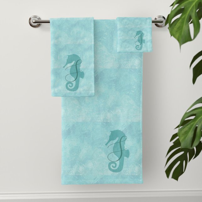 Aqua Blue Seahorse Monogramme Ensemble de serviett (A seahorse swims in an aqua blue ocean. Just add your initial)