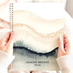 Aquarelle Abstraite Waves 2025 Nom personnalisé<br><div class="desc">Plongez dans une mer de tranquillité avec ce planificateur apaisant. Des vagues Abstraites dans les tons bleu, gris et beige apaisants créent un cadre serein pour vos rêves et vos aspirations. Imaginez-vous en train de vous mettre en contact avec vos pensées et vos rendez-vous au milieu de ce flux tranquille....</div>