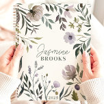 Aquarelle coupée Floral 2025 Nom personnalisé<br><div class="desc">Avec cet élégant planificateur, vous apprécierez la douce beauté des fleurs muettes. Des flancs d'aquarelle dans les tons doux de lavande et de gris créent un cadre serein pour vos rêves et vos aspirations. Imaginez-vous en train de réfléchir et de prendre rendez-vous dans ce jardin paisible. Personnalisez-le avec votre nom...</div>