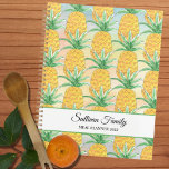 Aquarelle d'ananas personnalisée Repas de famille<br><div class="desc">Ce planificateur de repas unique dispose d'un motif d'ananas sur un arrière - plan d'aquarelle. Facilement personnalisable avec votre nom et votre année. Parce que nous créons notre propre oeuvre,  vous ne trouverez pas cette image exacte d'autres designers. Aquarelle originale © Michele Davies.</div>