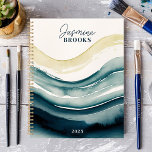 Aquarelle de marine 2025 Nom personnalisé<br><div class="desc">Immergez-vous dans la fluidité de l'art et de l'organisation avec ce planificateur captivant. Des vagues d'aquarelle de la marine traversent la couverture, créant un sentiment de mouvement et de tranquillité. Imaginez-vous en train de glisser à travers votre horaire avec la même grâce sans effort. Personnalisez-le avec votre nom et laissez...</div>