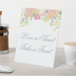 Aquarelle Floral Garden Party Sweets Panneau de la<br><div class="desc">Commencez votre soirée dans le jardin avec ce magnifique panneau de table mariage fleurie couleur aquarelle. Chaque insert est plus coloré que le suivant. Avec des pops de bleu, pêche, rose, vert et crème, chaque détail élégant et fantaisiste de votre journée est délicieusement coordonné. Pour voir plus de travail et...</div>