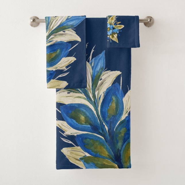 Aquarelle florale de couronne bleu peinte à la mai (En situation)