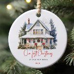 Aquarelle Première Accueil Garde de Noël Ornement<br><div class="desc">Ce magnifique ornement en céramique commémore le moment "Notre premier Noël dans notre nouvelle maison" de vos vies. Avec son illustration charmante d'une confortable maison enneigée ornée de décorations festives, c'est l'endroit idéal pour fêter une étape importante. Personnalisez votre décor de vacances avec cet ornement élégant et intemporel, et chérissez...</div>