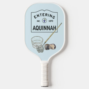 Aquinnah serrant la raquette de pickleball à thème