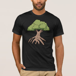 Arbre avec le T-shirt des longs hommes de racines