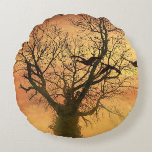 Arbre d'automne tordu Coussin rond au coucher du s