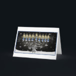 Arbre de carte de voeux de Hanoukka Menorah de la<br><div class="desc">Introduisez les belles lumières de Hanoukka dans la saison d'hiver avec cette carte de voeux originale de conception. Elle décrit les bougies de vacances briller placé sur les branches d'un arbre menorah-formé, dans un paysage neigeux d'hiver. Envoyez les cartes de voeux que vos amis et aimé se rappelleront pour leur...</div>