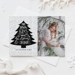 Arbre de Noël joyeux et lumineux | Carte photo de<br><div class="desc">Carte photo moderne de vacances avec calligraphie moderne et illustration d'arbre de Noël. D'autres couleurs et des objets assortis tels que carte photo et étiquette sont disponibles. "Que vos journées soient joyeuses et brillantes."</div>