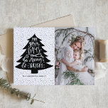 Arbre de Noël joyeux et lumineux | Carte photo de<br><div class="desc">Carte photo moderne de vacances avec calligraphie moderne et illustration d'arbre de Noël. D'autres couleurs et des objets assortis tels que carte photo et étiquette sont disponibles. "Que vos journées soient joyeuses et brillantes."</div>