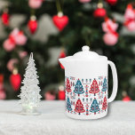 Arbre de Noël rouge et bleu Floral Motif nordique<br><div class="desc">Élevez vos moments de thé de vacances avec notre Fire Engine Red et Navy Blue Scandinavian Christmas Tree Folk Art Teapot. Découvrez la beauté de l'art populaire des bois dans ce motif d'inspiration nordique, avec ses élégants arbres de Noël dans les tons rouges et bleus classiques. Conçu avec une attention...</div>