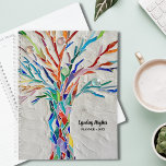 Arbre de vie de couleur arc-en-ciel<br><div class="desc">Ce planificateur unique est décoré d'une mosaïque Arbre de Vie couleur arc-en-ciel sur un arrière - plan gris pâle. Le design original a été réalisé à l'aide de minuscules morceaux de verre aux couleurs vives. Customisez-le avec votre nom et votre année. Mosaïque originale © Michele Davies.</div>